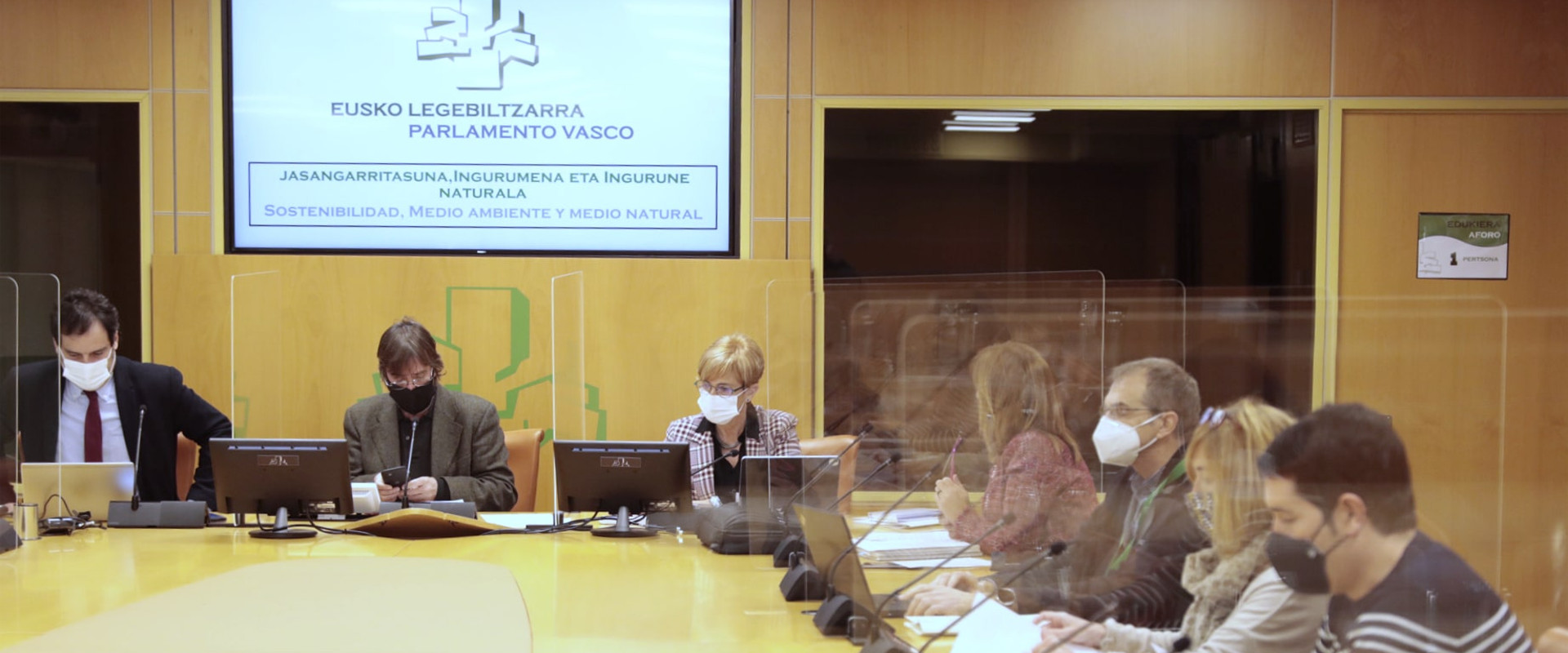 Tapia subraya el compromiso con el desarrollo sostenible en la presentación en el Parlamento Vasco de los proyectos de ley de Administración Ambiental y de Conservación del Patrimonio Natural