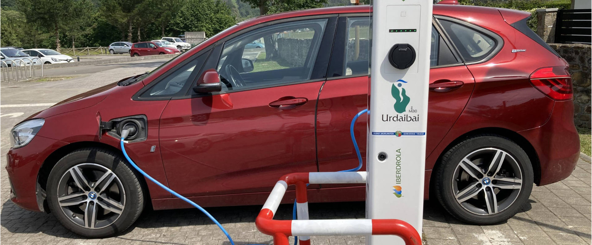 La Reserva de la Biosfera de Urdaibai estrena un punto de recarga para vehículos eléctricos en el aparcamiento de Ekoetxea Urdaibai