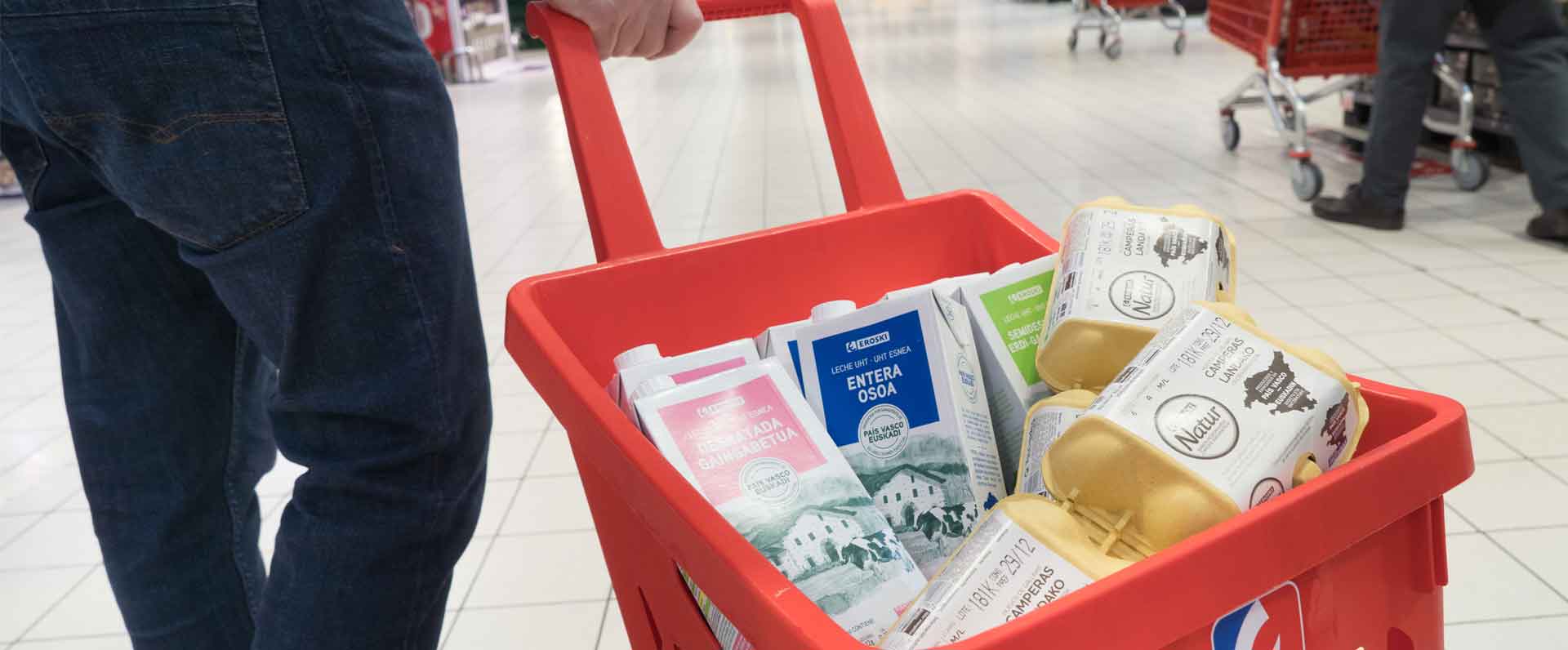 Eroski publica las declaraciones ambientales de su leche y huevos del País Vasco de marca propia